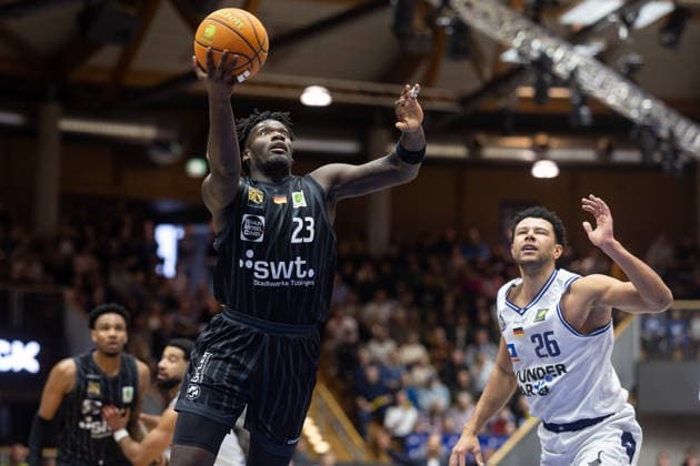HAKRO Merlins Crailsheim Tigers Tuebingen, Herren, 2 Bundesliga, Barmer 2 Basketball Bundesliga, pro A, 16 Spieltag, Spielzeit 2025 2026, 03 01 2026 Melkisedek Moreaux Tigers Tuebingen, 23 at the basket against Marvin Ogunsipe HAKRO Merlins Crailsheim, 26