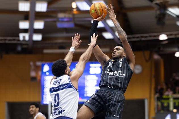 HAKRO Merlins Crailsheim Tigers Tuebingen, Herren, 2 Bundesliga, Barmer 2 Basketball Bundesliga, pro A, 16 Spieltag, Spielzeit 2025 2026, 03 01 2026 Bernard Pelote Tigers Tuebingen, 01 bei der Korbabschluss aus der Mitteldistanz gegen Tyreese Blunt HAKRO Merlins Crailsheim, 0