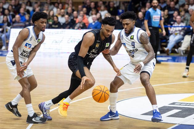 HAKRO Merlins Crailsheim Tigers Tuebingen, Men, 2 Bundesliga, Barmer 2 Basketball Bundesliga, pro A, 16 Matchday, Season 2025 2026, 03 01 2026 Bernard Pelote Tigers Tuebingen, 01 with the ball against Anthony Malik Gaines HAKRO Merlins Crailsheim, 09