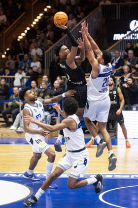 HAKRO Merlins Crailsheim Tigers Tuebingen, Herren, 2 Bundesliga, Barmer 2 Basketball Bundesliga, pro A, 16 Spieltag, Spielzeit 2025 2026, 03 01 2026 Bernard Pelote Tigers Tuebingen, 01 at the end of the basket against three defenders