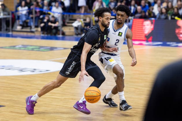 HAKRO Merlins Crailsheim Tigers Tuebingen, Herren, 2 Bundesliga, Barmer 2 Basketball Bundesliga, pro A, 16 Spieltag, Spielzeit 2025 2026, 03 01 2026 Miles Tention Tigers Tuebingen, 03 beim Ballvortrag gegen Keyshaun Darrius Langley HAKRO Merlins Crailsheim, 02
