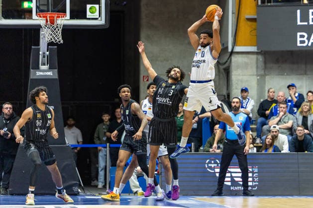 Tyreese Blunt HAKRO Merlins Crailsheim, 00 high in the air, Miles Tention Tigers Tuebingen, 03 Patrick Etienne Fardy Emilien Tigers Tuebingen, 15 Bernard Pelote III Tigers Tuebingen, 01 GER, HAKRO Merlins Crailsheim vs Tigers Tuebingen, Basketball, BARMER 2 Bundesliga Bundesliga, Pro A, Season 2025 2026, 16 Matchday, 03 01 2026 GER, HAKRO Merlins Crailsheim vs Tigers Tuebingen, Basketball, BARMER 2 Bundesliga Bundesliga, Pro A, Season 2025 2026, 16 Matchday, 03 01 2026 Ilshofen Copyright: xEibner-Pressefoto ArdanxFuessmanx EP_AFN