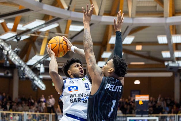 Block by Bernard Pelote III Tigers Tuebingen, 01 to Anthony Gaines HAKRO Merlins Crailsheim, 09 GER, HAKRO Merlins Crailsheim vs Tigers Tuebingen, Basketball, BARMER 2 Bundesliga Bundesliga, Pro A, Season 2025 2026, 16 Matchday, 03 01 2026 GER, HAKRO Merlins Crailsheim vs Tigers Tuebingen, Basketball, BARMER 2 Bundesliga Bundesliga, Pro A, Season 2025 2026, 16 Matchday, 03 01 2026 Ilshofen Copyright: xEibner-Pressefoto ArdanxFuessmanx EP_AFN