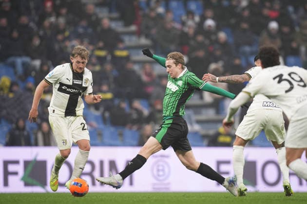 SassuoloÕs Kristian Thorstvedt fights for the ball with Parma s Oliver Sorensen Jensen during the Serie A soccer match between Sassuolo and Parma at the Mapei Stadium Cittˆ del Tricolore in Reggio Emilia, north Italy - Saturday, January 3, 2026 - - Soccer -  Copyright: xMassimoxPaolone LaPressex