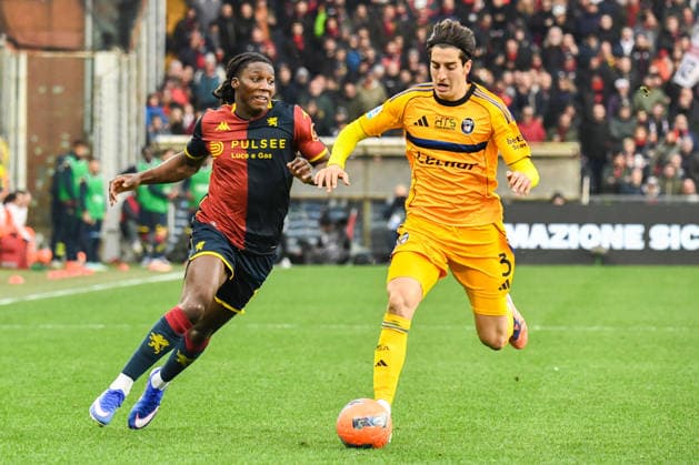 Samuele Angori (Pisa) fights for the ball against Brooke Dion Nelson Norton-Cuffy (Genoa) during Genoa CFC vs Pisa SC, Italian soccer Serie A match in Genoa, Italy, January 03 2026  Copyright: xFabioxFagiolini IPAxSportx xipa-agency.netx xx IPA_69644974 IPA_Agency_IPA69644974