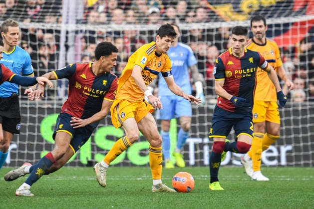 Stefano Moreo (Pisa) fights for the ball against Vitor Manuel Carvalho De Oliveira (Genoa) during Genoa CFC vs Pisa SC, Italian soccer Serie A match in Genoa, Italy, January 03 2026  Copyright: xFabioxFagiolini IPAxSportx xipa-agency.netx xx IPA_69645083 IPA_Agency_IPA69645083