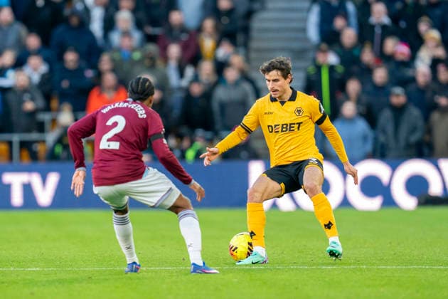 Wolverhampton Wanderers v West Ham United, Premier League Wolverhampton Wanderers defender Hugo Bueno (3) and West Ham United defender Kyle Walker-Peters (2) during the Wolverhampton Wanderers v West Ham United Premier League match at Molineux Stadium, Wolverhampton, England on 3 January 2026 Credit: Alex Young Every Second Media Editorial use only. All images are copyright Every Second Media Limited. No images may be reproduced without prior permission. All rights reserved. Premier League and Football League images are subject to licensing agreements with Football DataCo Limited. see https: www.football-dataco.com Copyright: xIMAGO EveryxSecondxMediax ESM-1733-0060 AlexxYoungx xEveryxSecondxMediax