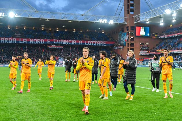 the Pisa team thanks its fans during Genoa CFC vs Pisa SC, Italian soccer Serie A match in Genoa, Italy, January 03 2026  Copyright: xFabioxFagiolini IPAxSportx xipa-agency.netx xx IPA_69645614 IPA_Agency_IPA69645614