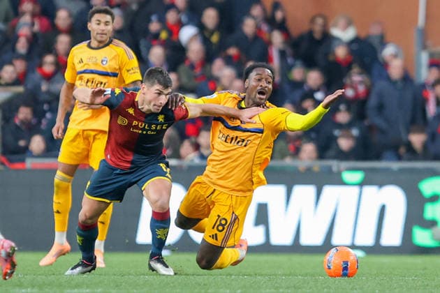 Genoa™s Ruslan Malinovskyi fights for the ball with Pisa™s Mbala Nzola during the Serie A soccer match between Genoa and Pisa at the Luigi Ferraris Stadium in Genoa, Italy - Saturday, January 03, 2025. - Soccer .  Copyright: xTanoxPecoraro LaPressex