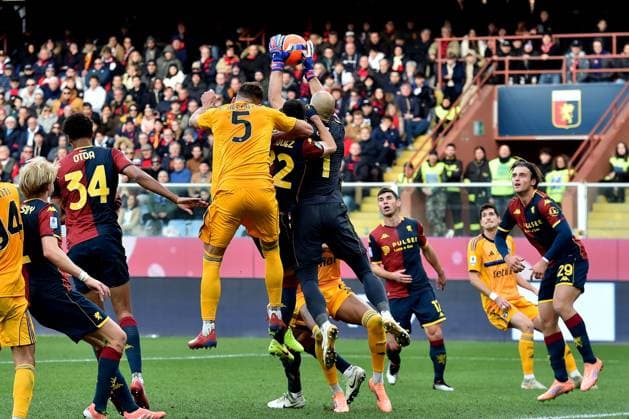 Nicola Leali (Genoa) saves during Genoa CFC vs Pisa SC, Italian soccer Serie A match in Genoa, Italy, January 03 2026  Copyright: xGabrielexMasotti IPAxSportx xipa-agency.netx xx IPA_69645795 IPA_Agency_IPA69645795