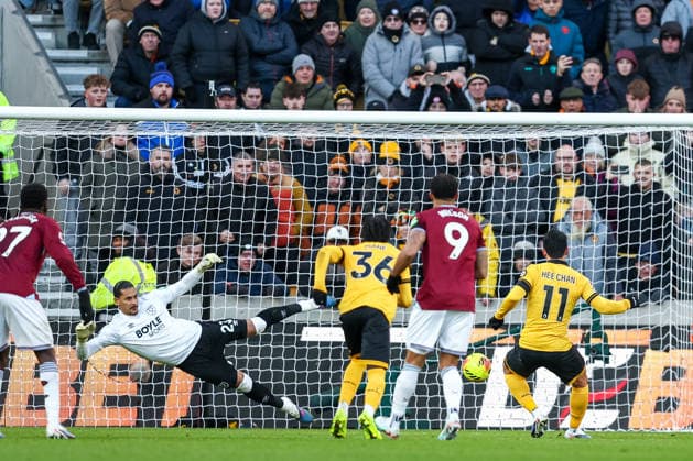 Wolverhampton Wanderers v West Ham United - Premier League Hee-chan Hwang of Wolverhampton Wanderers sends Alphonse Areola of West Ham United the wrong way to score from the penalty spot during the Premier League match between Wolverhampton Wanderers and West Ham United at Molineux in Wolverhampton, England, on January 3, 2026. Wolverhampton West Midlands United Kingdom  Copyright: xMIxNewsx originalFilename:fletcher-wolverha260103_npEiE.jpg