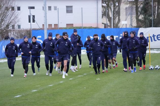 SV Darmstadt 98 team warming up for the start of training 03 01 2026 2 Bundesliga, Season 25 26 SV Darmstadt 98 training kick-off, Stadion am Boellenfalltor, emonline, emspor,