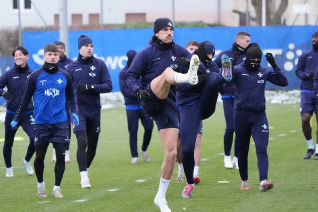 SV Darmstadt 98 team warming up for training kick-off 03 01 2026 2 Bundesliga, season 25 26 SV Darmstadt 98 training kick-off, Stadion am Boellenfalltor, emonline, emspor,
