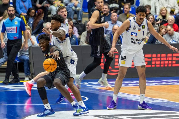 Melkisedek Moreaux Tigers Tuebingen, 23 Anthony Gaines HAKRO Merlins Crailsheim, 09 Jose Gabriel de Oliveira Neto HAKRO Merlins Crailsheim, 01 GER, HAKRO Merlins Crailsheim vs Tigers Tuebingen, Basketball, BARMER 2 Bundesliga Bundesliga, Pro A, Season 2025 2026, 16 Matchday, 03 01 2026 GER, HAKRO Merlins Crailsheim vs Tigers Tuebingen, Basketball, BARMER 2 Bundesliga Bundesliga, Pro A, Season 2025 2026, 16 Matchday, 03 01 2026 Ilshofen Copyright: xEibner-Pressefoto ArdanxFuessmanx EP_AFN