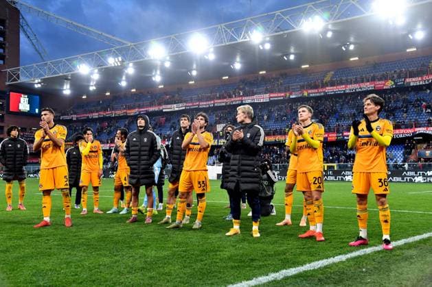 Players of Pisa greet their fans during Genoa CFC vs Pisa SC, Italian soccer Serie A match in Genoa, Italy, January 03 2026  Copyright: xGabrielexMasotti IPAxSportx xipa-agency.netx xx IPA_69646560 IPA_Agency_IPA69646560
