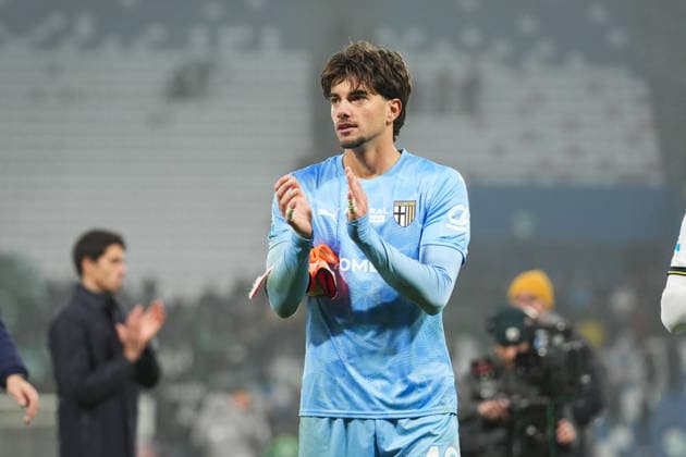 Parma s goalkeeper Edoardo Corvi and the players of Parma greet the fans at the end of the Serie A soccer match between Sassuolo and Parma at the Mapei Stadium Cittˆ del Tricolore in Reggio Emilia, north Italy - Saturday, January 3, 2026 - - Soccer -  Copyright: xMassimoxPaolone LaPressex