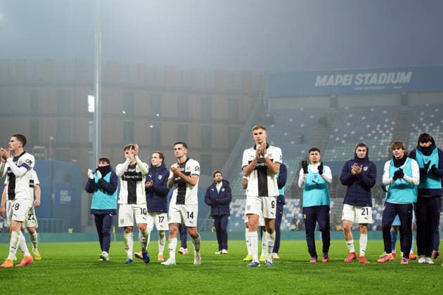 Parma s Mateo Pellegrino Casalanguida and the players of Parma greet the fans at the end of the Serie A soccer match between Sassuolo and Parma at the Mapei Stadium Cittˆ del Tricolore in Reggio Emilia, north Italy - Saturday, January 3, 2026 - - Soccer -  Copyright: xMassimoxPaolone LaPressex