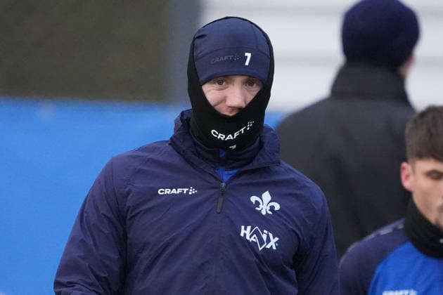Isac Lidberg SV Darmstadt 98 is cold 03 01 2026 2 Bundesliga, season 25 26 SV Darmstadt 98 training kick-off, Stadion am Boellenfalltor, emonline, emspor,
