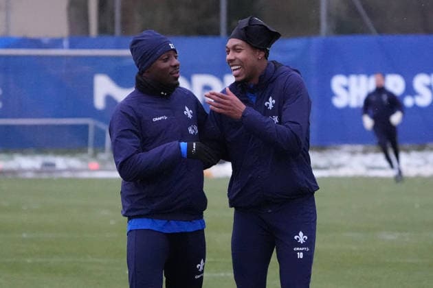 Merveille Papela SV Darmstadt 98 and Jean Paul Boetius SV Darmstadt 98 have fun together 03 01 2026 2 Bundesliga, season 25 26 SV Darmstadt 98 training kick-off, Stadion am Boellenfalltor, emonline, emspor,