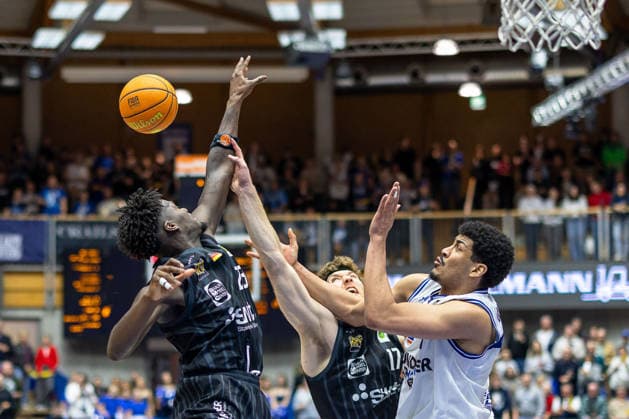 Fight for the rebound in the final phase Melkisedek Moreaux Tigers Tuebingen, 23 , Lukas Milner Tigers Tuebingen, 17 , Jose Gabriel de Oliveira Neto HAKRO Merlins Crailsheim, 01 GER, HAKRO Merlins Crailsheim vs Tigers Tuebingen, Basketball, BARMER 2 Bundesliga Bundesliga, Pro A, Season 2025 2026, 16 Matchday, 03 01 2026 GER, HAKRO Merlins Crailsheim vs Tigers Tuebingen, Basketball, BARMER 2 Bundesliga Bundesliga, Pro A, Season 2025 2026, 16 Matchday, 03 01 2026 Ilshofen Copyright: xEibner-Pressefoto ArdanxFuessmanx EP_AFN