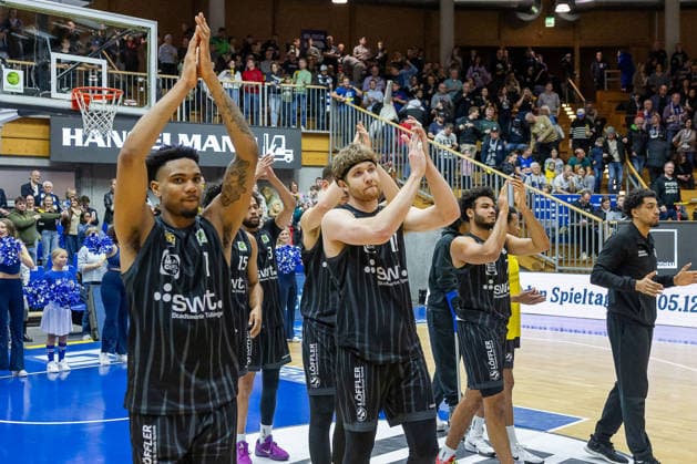 Bernard Pelote III Tigers Tuebingen, 01 , Lukas Milner Tigers Tuebingen, 17 thank the fans after the defeat in the away game GER, HAKRO Merlins Crailsheim vs Tigers Tuebingen, Basketball, BARMER 2 Bundesliga Bundesliga, Pro A, Season 2025 2026, 16 Matchday, 03 01 2026 GER, HAKRO Merlins Crailsheim vs Tigers Tuebingen, Basketball, BARMER 2 Bundesliga Bundesliga, Pro A, Season 2025 2026, 16 Matchday, 03 01 2026 Ilshofen Copyright: xEibner-Pressefoto ArdanxFuessmanx EP_AFN