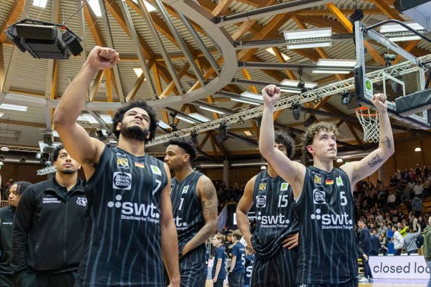 Silas Oriane Tigers Tuebingen, 07 and Kaya Bayram Tigers Tuebingen, 05 thank the fans after the defeat GER, HAKRO Merlins Crailsheim vs Tigers Tuebingen, Basketball, BARMER 2 Bundesliga Bundesliga, Pro A, Season 2025 2026, 16 Matchday, 03 01 2026 GER, HAKRO Merlins Crailsheim vs Tigers Tuebingen, Basketball, BARMER 2 Bundesliga Bundesliga, Pro A, Season 2025 2026, 16 Matchday, 03 01 2026 Ilshofen Copyright: xEibner-Pressefoto ArdanxFuessmanx EP_AFN