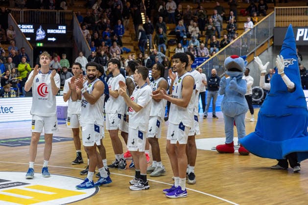 Crailsheim team thanks the fans after the win GER, HAKRO Merlins Crailsheim vs Tigers Tuebingen, Basketball, BARMER 2 Bundesliga Bundesliga, Pro A, Saison 2025 2026, 16 Spieltag, 03 01 2026 GER, HAKRO Merlins Crailsheim vs Tigers Tuebingen, Basketball, BARMER 2 Bundesliga Bundesliga, Pro A, Saison 2025 2026, 16 Spieltag, 03 01 2026 Ilshofen Copyright: xEibner-Pressefoto ArdanxFuessmanx EP_AFN