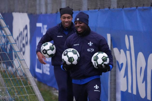 Merveille Papela SV Darmstadt 98 and Jean Paul Boetius SV Darmstadt 98 have fun together 03 01 2026 2 Bundesliga, season 25 26 SV Darmstadt 98 training kick-off, Stadion am Boellenfalltor, emonline, emspor,