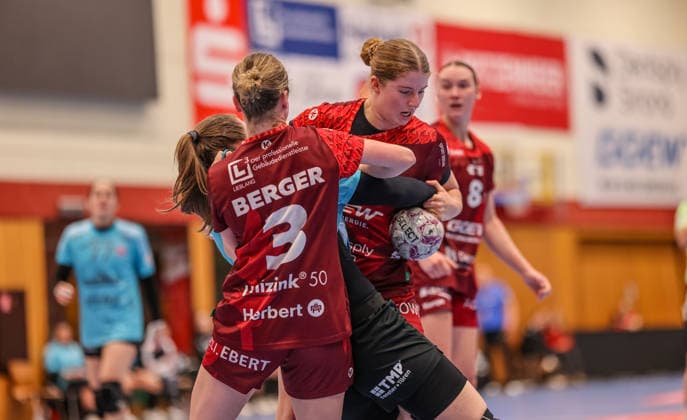 GER, Bensheim, HSG Bensheim Auerbach Flames vs Thüringer HC, Alsco Handball Bundesliga Frauen, Handball, DHB, Season 2025 2026, Weststadthalle Bensheim, 10 Matchday picture from l Amelie Berger HSG Bensheim Auerbach Flames Women 3 and Nina Engel HSG Bensheim Auerbach Flames Women 6 in duel with Thüringer HC DFB DFL REGULATIONS PROHIBIT ANY USE OF PHOTOGRAPHS AS IMAGE SEQUENCES AND OR QUASI VIDEO, 03 01 2025 Copyright: HMBxMedia HendrikxHamelau