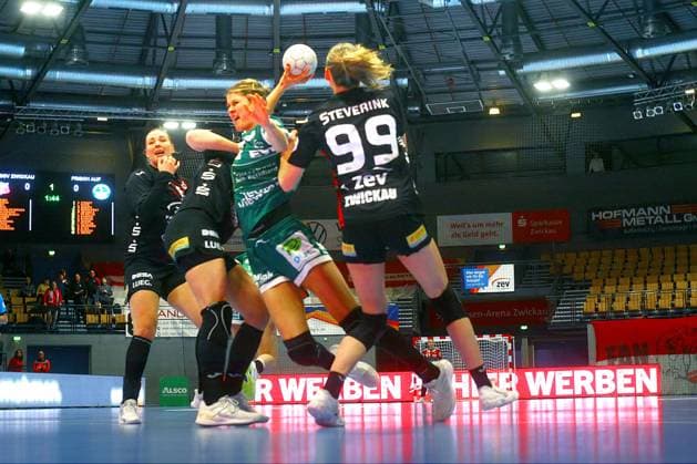 Sina Ehmann Göppingen in attack , left Laura Szabo Zwickau , right Romé Steverink Zwickau Handball Women 1 Bundesliga 2025 26 BSV Sachsen Zwickau Frisch Auf Göppingen on 3 1 2026 in the Sparkassen Arena Zwickau BSV Sachsen Zwickau Frisch Auf Göppingen