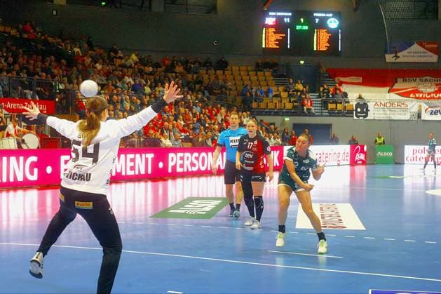 Haruno Sasaki Göppingen overcomes goalkeeper Barbara Györi Zwickau with a seven-meter penalty Handball Women 1 Bundesliga 2025 26 BSV Sachsen Zwickau Frisch Auf Göppingen on 3 1 2026 at Sparkassen Arena Zwickau BSV Sachsen Zwickau Frisch Auf Göppingen