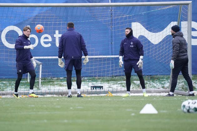 Goalkeeper Goalkeeper Benedikt Börner SV Darmstadt 98 , Goalkeeper Alexander Brunst SV Darmstadt 98 , Goalkeeper Marcel Schuhen SV Darmstadt 98 warm up MAX 03 01 2026 2 Bundesliga, Season 25 26 SV Darmstadt 98 training kick-off, Stadion am Boellenfalltor, emonline, emspor,