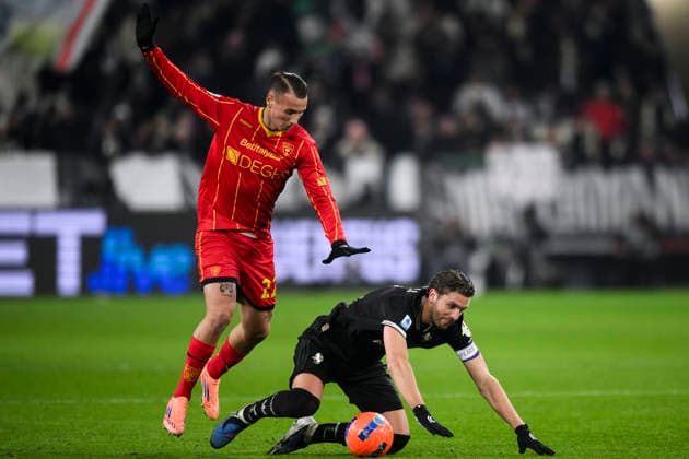 Juventus FC v US Lecce - Serie A Francesco Camarda of US Lecce competes for the ball with Manuel Locatelli of Juventus FC during the Serie A football match between Juventus FC and US Lecce. Turin Italy Copyright: xNicolòxCampox