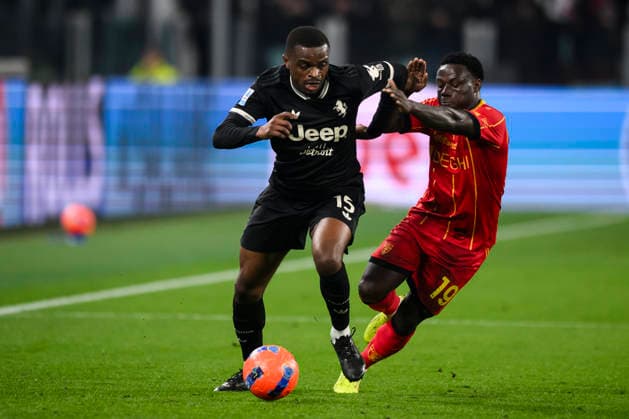 Juventus FC v US Lecce - Serie A Pierre Kalulu of Juventus FC competes for the ball with Lameck Banda of US Lecce during the Serie A football match between Juventus FC and US Lecce. Turin Italy Copyright: xNicolòxCampox