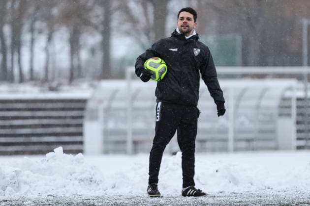 03 01 2026, Soccer, Men, Training kick-off of FC Schweinfurt 05 for the second half of the third league season 2025 2026 Coach Victor Kleinhenz FC Schweinfurt 05 in the instructions at the training kick-off, single picture Schweinfurt artificial turf pitch of Sachs Stadio Bayern Unterfranken Germany