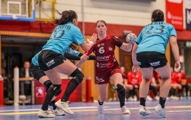 GER, Bensheim, HSG Bensheim Auerbach Flames vs Thüringer HC, Alsco Handball Bundesliga Frauen, Handball, DHB, Spielzeit 2025 2026, Weststadthalle Bensheim, 10 Spieltag im Bild v l Jana Leonie Scheib Thüringer HC Frauen , Nina Engel HSG Bensheim Auerbach Flames Frauen 6 DFB DFL REGULATIONS PROHIBIT ANY USE OF PHOTOGRAPHS AS IMAGE SEQUENCES AND OR QUASI VIDEO, 03 01 2025 Copyright: HMBxMedia HendrikxHamelau