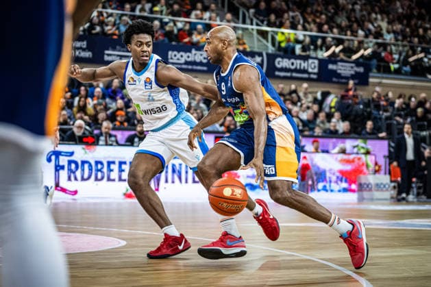 Rostock, Germany 03 January 2026 1 BBL 2025 2026 Rostock Seawolves vs Skyliners Frankfurt Pictured from left in a duel Nahiem Alleyne Frankfurt Skyliners and DeAndre Lansdowne ROSTOCK SEAWOLVES Copyright: xFotostandx xVoelkerx
