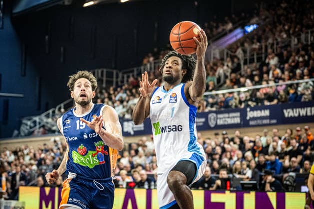 Rostock, Germany 03 January 2026 1 BBL 2025 2026 Rostock Seawolves vs Skyliners Frankfurt In the picture from left Sid Marlon Theis ROSTOCK SEAWOLVES and Isaiah Swope Frankfurt Skyliners Copyright: xFotostandx xVoelkerx