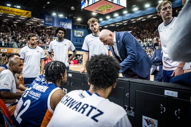 Rostock, Germany 03 January 2026 1 BBL 2025 2026 Rostock Seawolves vs Skyliners Frankfurt In the picture 2 v re Przemyslaw Frasunkiewicz ROSTOCK SEAWOLVES before the game with the team Copyright: xFotostandx xVoelkerx