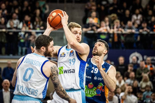 Rostock, Germany 03 January 2026 1 BBL 2025 2026 Rostock Seawolves vs Skyliners Frankfurt In the picture from left in the duel Till Pape Frankfurt Skyliners and Owen Klassen ROSTOCK SEAWOLVES Copyright: xFotostandx xVoelkerx