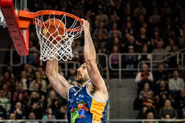 Rostock, Germany 03 January 2026 1 BBL 2025 2026 Rostock Seawolves vs Skyliners Frankfurt In the picture Owen Klassen ROSTOCK SEAWOLVES makes a dunk, dunkt Copyright: xFotostandx xVoelkerx