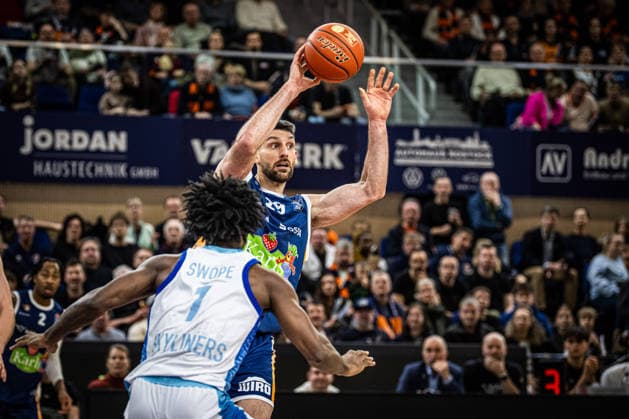 Rostock, Germany 03 January 2026 1 BBL 2025 2026 Rostock Seawolves vs Skyliners Frankfurt In the picture from left in the duel Isaiah Swope Frankfurt Skyliners and Owen Klassen ROSTOCK SEAWOLVES Copyright: xFotostandx xVoelkerx