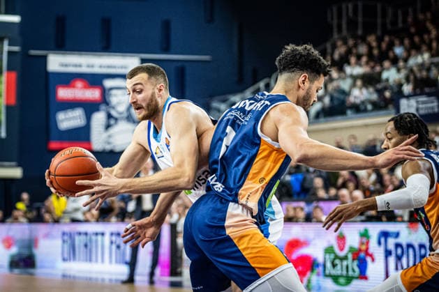 Rostock, Germany 03 January 2026 1 BBL 2025 2026 Rostock Seawolves vs Skyliners Frankfurt In the picture from left in the duel Radii Caisin Frankfurt Skyliners and Dominic Lockhart ROSTOCK SEAWOLVES Copyright: xFotostandx xVoelkerx