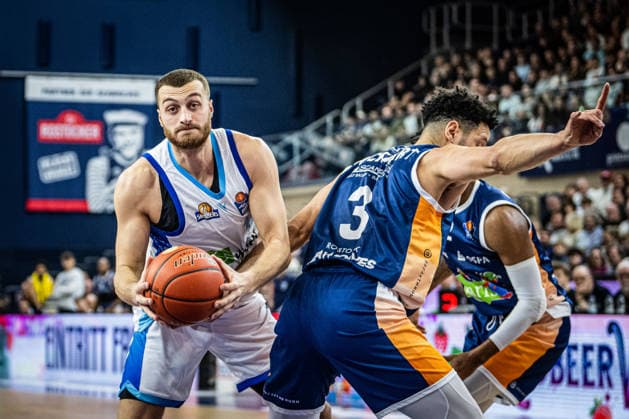 Rostock, Germany 03 January 2026 1 BBL 2025 2026 Rostock Seawolves vs Skyliners Frankfurt In the picture from left in the duel Radii Caisin Frankfurt Skyliners and Dominic Lockhart ROSTOCK SEAWOLVES Copyright: xFotostandx xVoelkerx