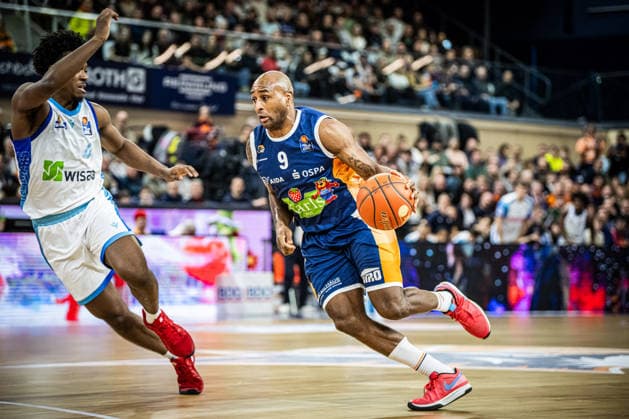 Rostock, Germany 03 January 2026 1 BBL 2025 2026 Rostock Seawolves vs Skyliners Frankfurt Pictured from left Nahiem Alleyne Frankfurt Skyliners and DeAndre Lansdowne ROSTOCK SEAWOLVES Copyright: xFotostandx xVoelkerx