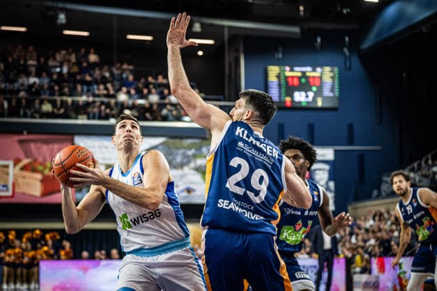 Rostock, Germany 03 January 2026 1 BBL 2025 2026 Rostock Seawolves vs Skyliners Frankfurt In the picture from left in the duel Ryan Hawkins Frankfurt Skyliners and Owen Klassen ROSTOCK SEAWOLVES Copyright: xFotostandx xVoelkerx