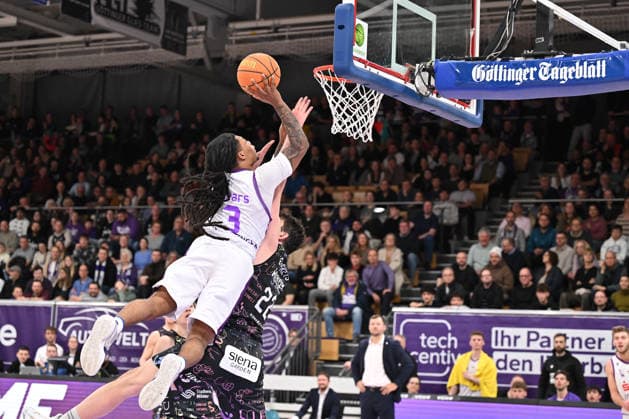 BG Göttingen Uni Baskets Münster Jordan Sears 3, GOT and Cosmo Grühn 22, MS in the BARMER 2 Basketball Bundesliga ProA match between BG Göttingen and Uni Baskets Münster at Sparkassen Arena on 03 01 2026 in Göttingen, Germany Göttingen Lower Saxony Germany
