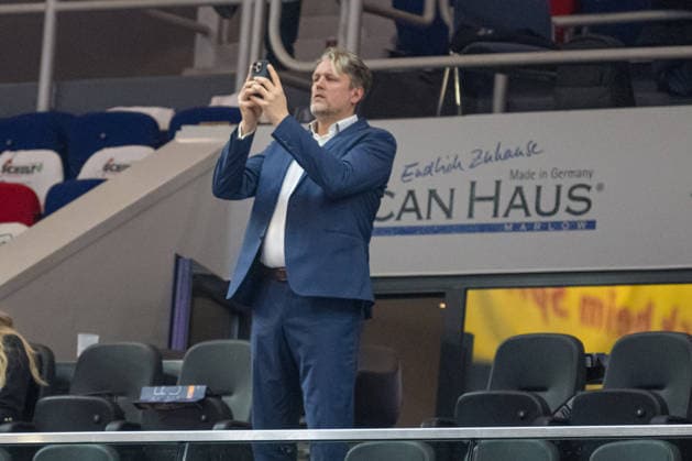 Rostock, Germany 03 January 2026 1 BBL 2025 2026 Rostock Seawolves vs Skyliners Frankfurt In the picture Jens Hakanowitz in the stands Loge takes a photo Copyright: xFotostandx xVoelkerx