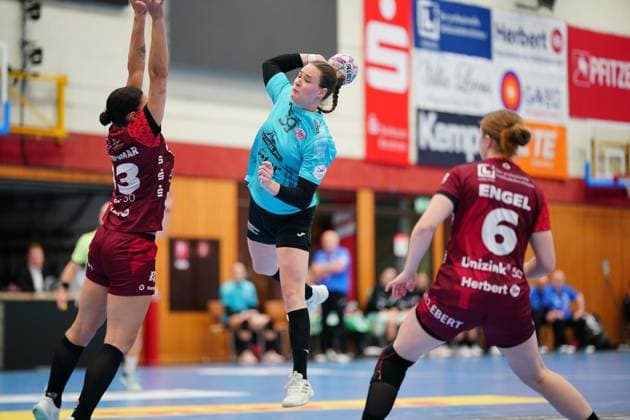 Scene with Csenge Kuczora 59 Thüringer HC , Nina Engel 6 HSG Bensheim Auerbach and Amelie Berger 3 HSG Bensheim Auerbach Scene with Csenge Kuczora 59 Thüringer HC and opponents Copyright: xspeedshotx