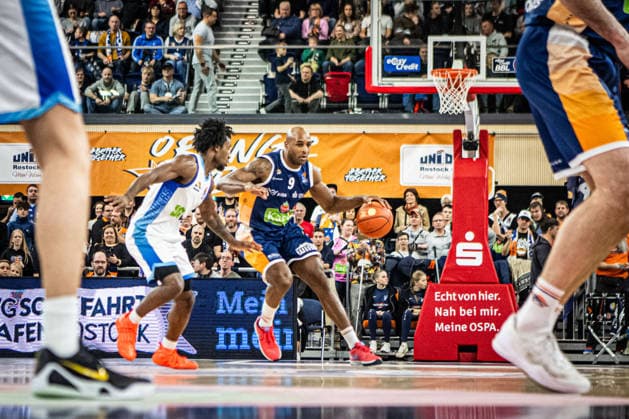 Rostock, Germany 03 January 2026 1 BBL 2025 2026 Rostock Seawolves vs Skyliners Frankfurt In the picture from left in the duel Isaiah Swope Frankfurt Skyliners and DeAndre Lansdowne ROSTOCK SEAWOLVES Copyright: xFotostandx xVoelkerx